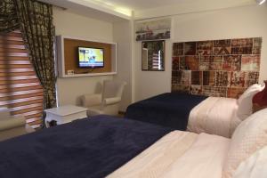Postel nebo postele na pokoji v ubytování Cebeciler Hotel