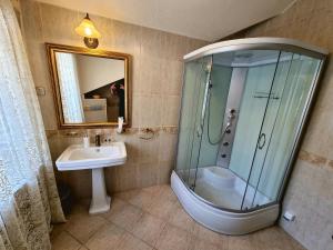 Ένα μπάνιο στο Palace Jelena Rooms