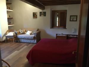 uma sala de estar com uma cama e um sofá em Podere Sanripoli em Montespertoli