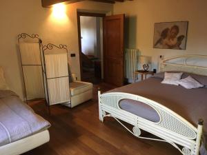 um quarto com uma cama grande e um espelho em Podere Sanripoli em Montespertoli