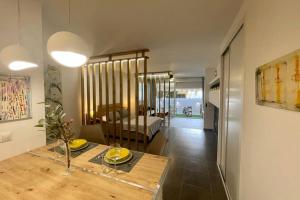 une cuisine et une salle à manger avec une table et une salle à manger dans l'établissement PUERTO BANUS RICHI Suite, à Marbella