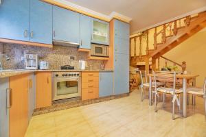 Gallery image of Casa centro o grove con terraza y asador in O Grove