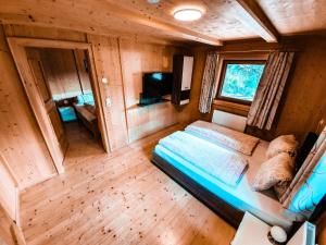 Ferienhaus Berger في فيرجن: منظر علوي لغرفة نوم في كابينة خشب