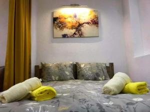 łóżko z dwoma ręcznikami na górze w obiekcie Apartman Nane 2 w mieście Kruszewo
