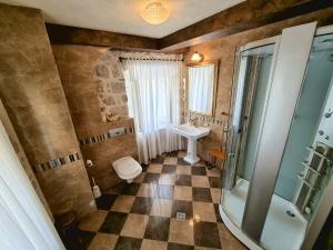 uma casa de banho com um lavatório, um WC e um chuveiro em Palace Jelena Rooms em Perast