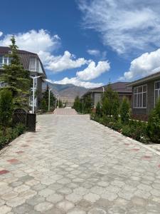 a cobblestone street in a residential area with buildings at Коттедж в ЦО Париж in Chok-Tal