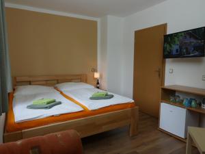 Postel nebo postele na pokoji v ubytování Pension Aspen Harrachov + 37 fotografií
