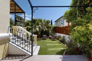 vistas al jardín desde el balcón de una casa en Villa Capriciosa - Five Stars Holiday House, en Beaulieu-sur-Mer