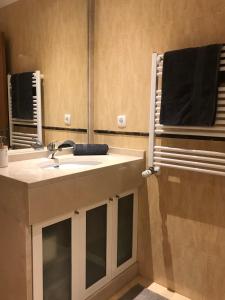 Gallery image of Cosy room with bathroom and private access in Sesimbra