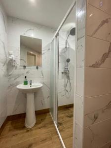 Bathroom sa Toila Pikk Apartment
