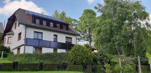 uma casa com painéis solares por cima em Ferienwohnung Estel em Bärenstein