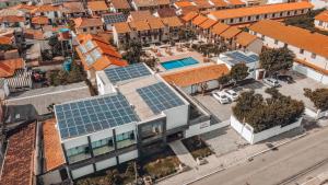 阿拉亞爾多卡博的住宿－普薩達提莫內洛酒店，建筑的顶部景观,上面有太阳能电池板