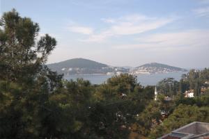 una vista de un cuerpo de agua con árboles en Aşıklar Otel By Şükrü, en Büyükada