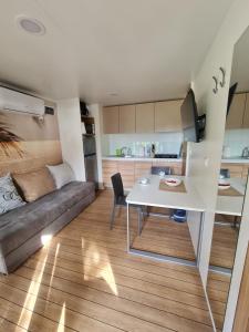 Гостиная зона в Mobile Homes Adriatic , Campsite Porton Biondi -Rovinj