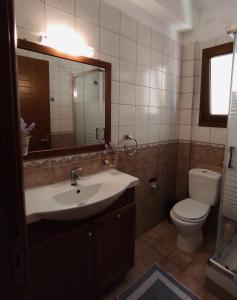 Gallery image of Elena House in Néa Péramos +12 photos