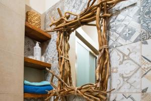 lustro wykonane z gałęzi w łazience w obiekcie Le dimore di Talos Medea w mieście Ruvo di Puglia