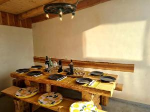 einen Holztisch mit Tellern und Weinflaschen darauf in der Unterkunft Apartment Marin in Ogulin