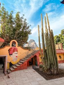 un bâtiment avec un escalier et un groupe de cactus dans l'établissement Hotel Boutique Santo Cuervo, à Bernal