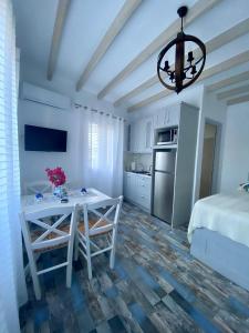 Kuchyň nebo kuchyňský kout v ubytování Petridi Maria Suites & Apartments