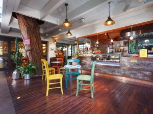 Reštaurácia alebo iné gastronomické zariadenie v ubytovaní Hotel Columbia