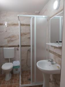 ein Badezimmer mit Toilette, Waschbecken und Dusche in der Unterkunft Villa art colony in Ohrid + 37 Fotos