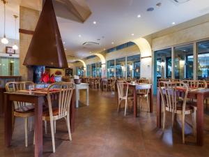 Reštaurácia alebo iné gastronomické zariadenie v ubytovaní Hotel Columbia