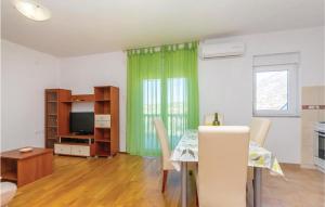 Televízia a/alebo spoločenská miestnosť v ubytovaní Apartmani Štampar