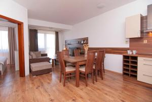 Kuchyňa alebo kuchynka v ubytovaní Apartmany Sileas