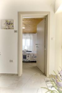 a hallway with a door leading to a bedroom at Casa Lucia in Olbia