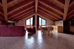 a living room with a couch and a table at Residence Lord Byron in Bormio