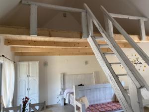 um quarto no sótão com uma cama alta e uma escada em Apartment I&M em Plitvicka Jezera