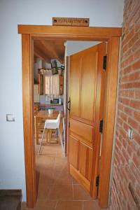 eine Tür in ein Zimmer mit einem Tisch und einem Esszimmer in der Unterkunft Mirador del Oso in Proaza