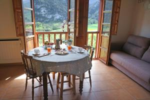 einen Tisch in einem Zimmer mit einem Sofa und einem Fenster in der Unterkunft Mirador del Oso in Proaza