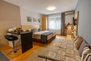 Habitación de hotel con cama y escritorio en Mokka Apartments, en Miskolc