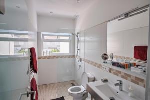 La Matanza de AcentejoにあるCasa Blancaのトイレと洗面台を備えた白いバスルーム +20枚の写真