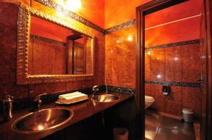 a bathroom with two sinks and a mirror at Hotel Arbatasar in Àrbatax