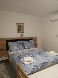 1 dormitorio con 1 cama con cabecero de madera en Meje Apartments, en Split