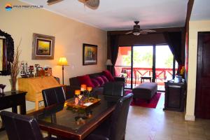 uma sala de estar com um sofá e uma mesa em Marina Pinacate B-308 em Puerto Peñasco