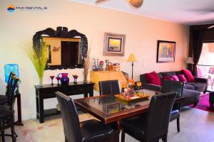 een woonkamer met een tafel en een bank bij Marina Pinacate B-308 in Puerto Peñasco