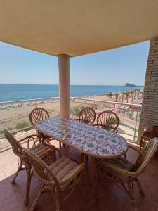 ペニスコラにある1ª LINEA DE PLAYA PEÑISCOLAのビーチを望むバルコニー(テーブル、椅子付)