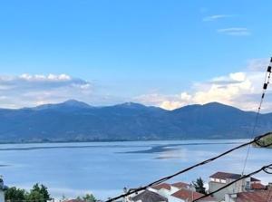 Blick auf einen großen Wasserkörper mit Bergen in der Unterkunft Europa Hotel in Kastoria