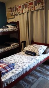 Giường trong phòng chung tại Pousada da Lu em Pelotas