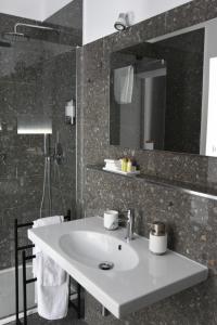 łazienka z umywalką i lustrem w obiekcie Buric House - Apartments Klasik and Studio Mini w Rovinj
