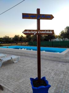 Bazén v ubytovaní Alojamento local A Giesta alebo v jeho blízkosti