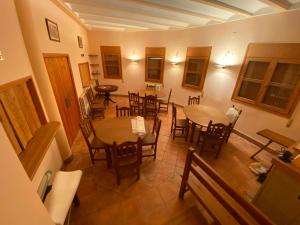 Draufsicht auf ein Esszimmer mit Tischen und Stühlen in der Unterkunft Bilanayur in Bierge