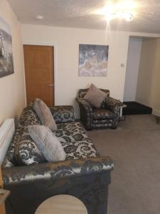 a living room with a couch and a chair at Ty Dre Town House in Caernarfon