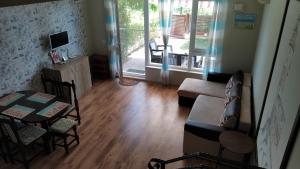 A television and/or entertainment centre at Byala-apartment-valmira