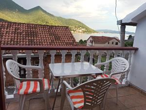 stół i krzesła na balkonie z widokiem w obiekcie Sara w mieście Kamenari