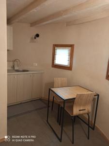 a kitchen with a table and chairs in a room at Botte Verticale Civ.80 in Santa Maria di Piave