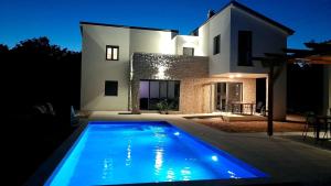 Πισίνα στο ή κοντά στο Lazy 8 Villa